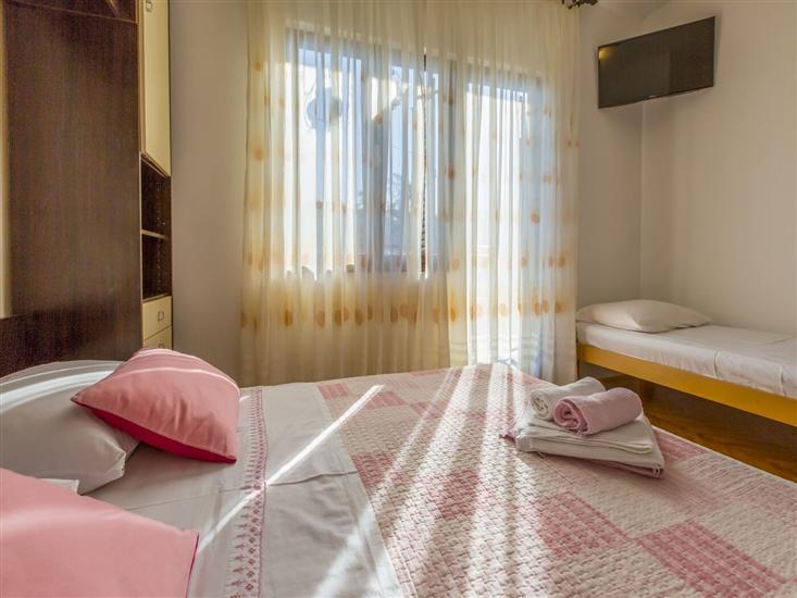 Room S1, for 3 persons