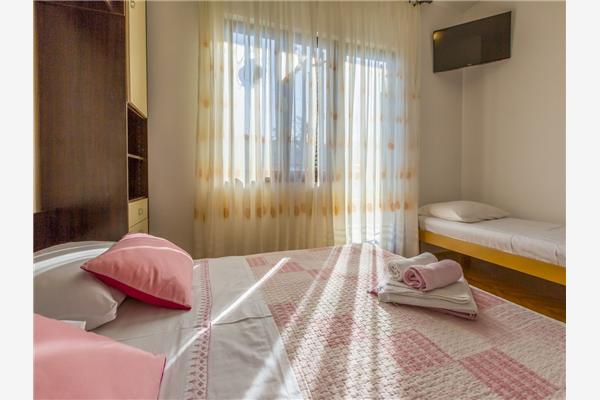 Room S1, for 3 persons