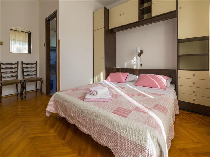 Room S1, for 3 persons