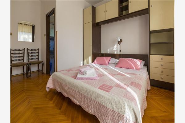 Room S1, for 3 persons