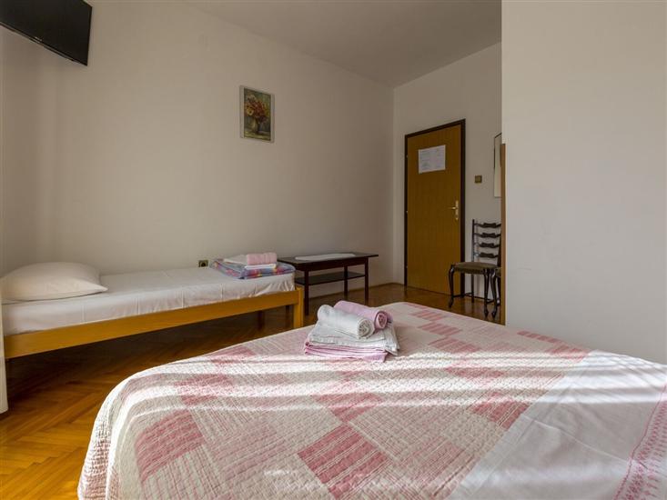 Room S1, for 3 persons