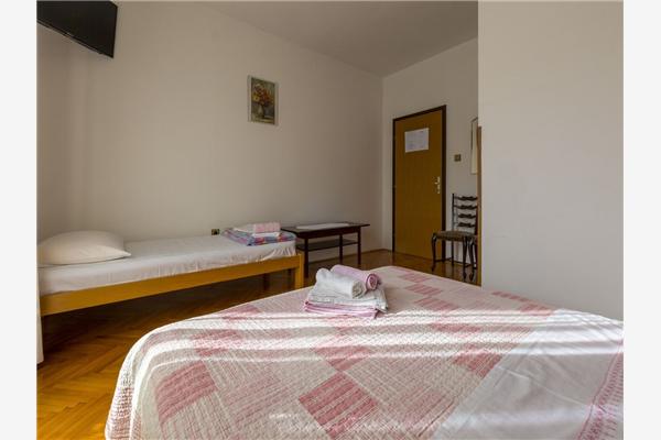 Room S1, for 3 persons