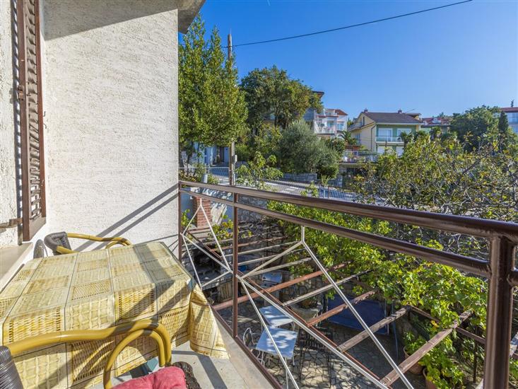 Room S1, for 3 persons