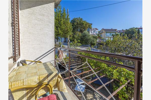 Room S1, for 3 persons