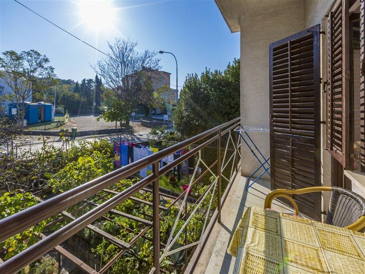 Room S1, for 3 persons