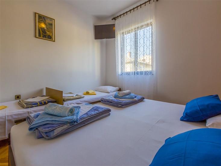 Room S2, for 3 persons