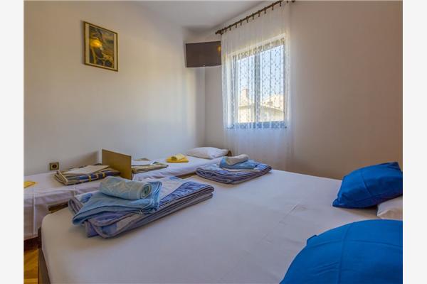 Room S2, for 3 persons