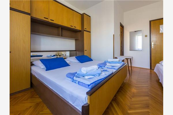 Room S2, for 3 persons