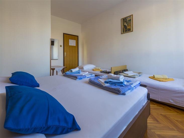 Room S2, for 3 persons