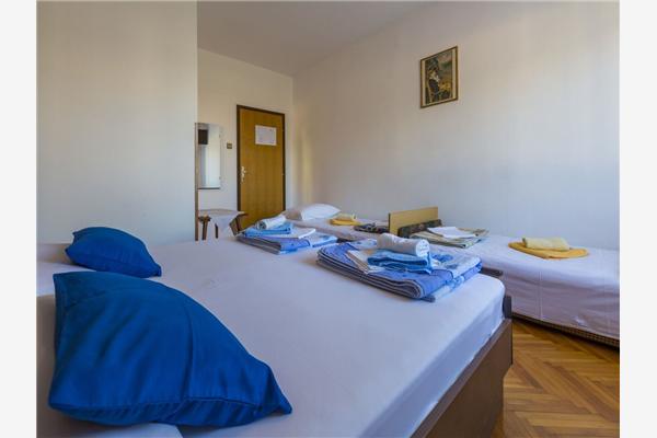 Room S2, for 3 persons