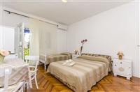 Room S1, for 3 persons