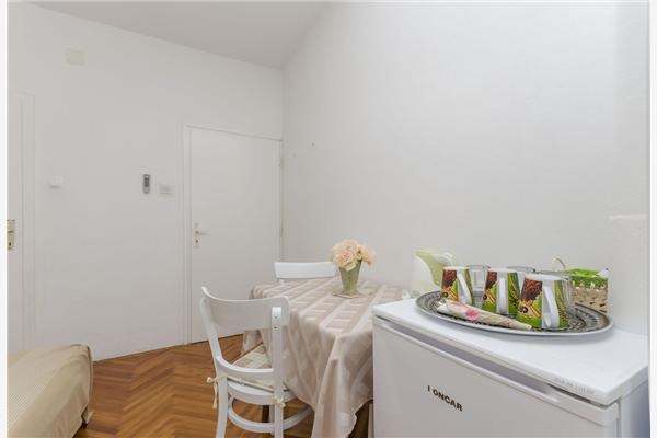 Room S1, for 3 persons