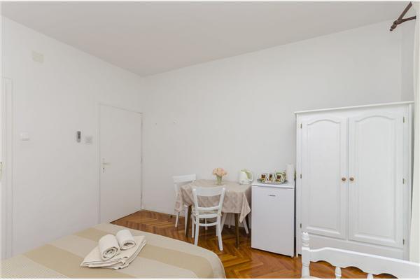 Room S1, for 3 persons