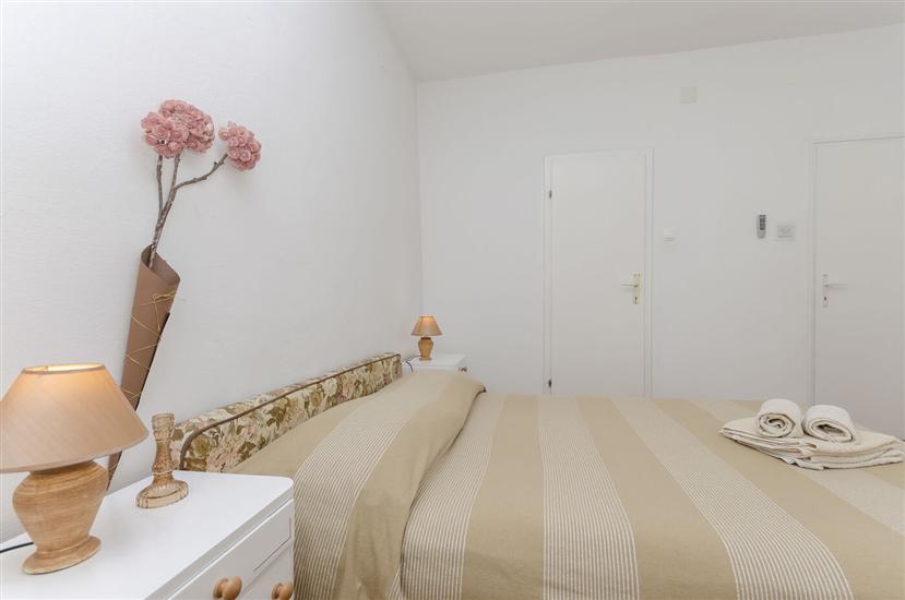 Room S1, for 3 persons