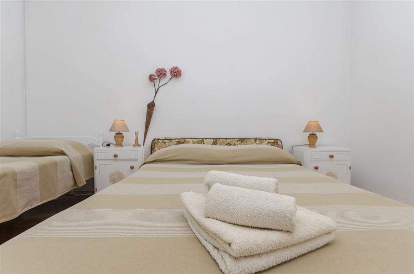 Room S1, for 3 persons