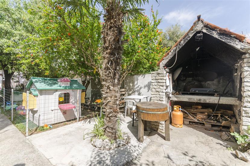 Apartments and Rooms Bepina