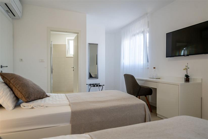 House K1, for 12 persons