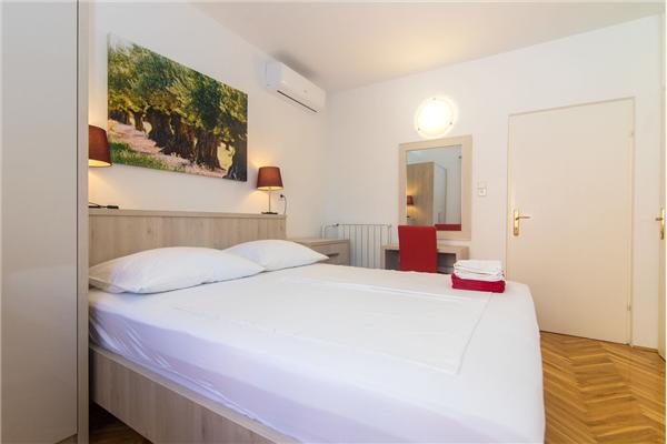 Room S4, for 2 persons