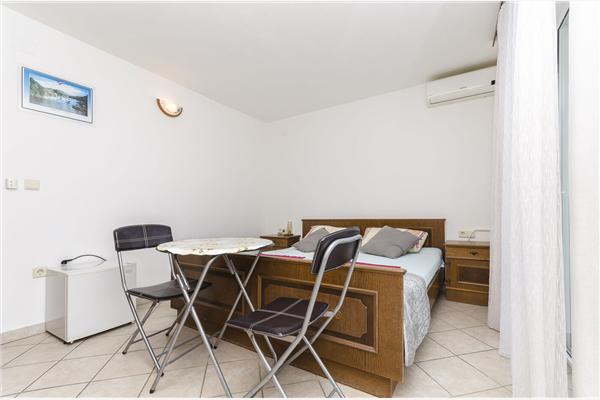 Room S1, for 2 persons