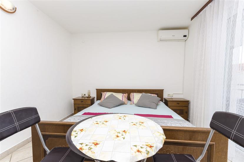 Room S1, for 2 persons