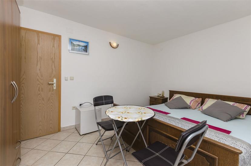 Room S1, for 2 persons