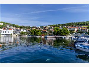 Accommodatie aan zee Split en Trogir Riviera,ReserverenBuksaVanaf 142 €