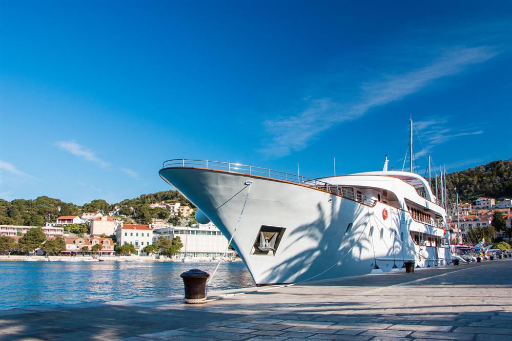 Futura-luxury-ship-front-view