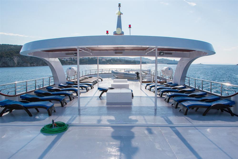 Futura-luxury-ship-deck