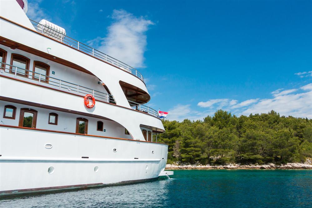 Futura-luxury-ship-stern