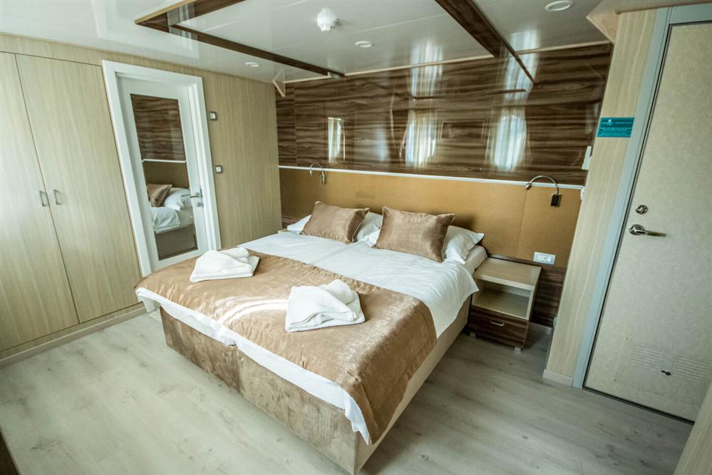 Markan-luxury-cruise-ship-double-cabin-marital-bed