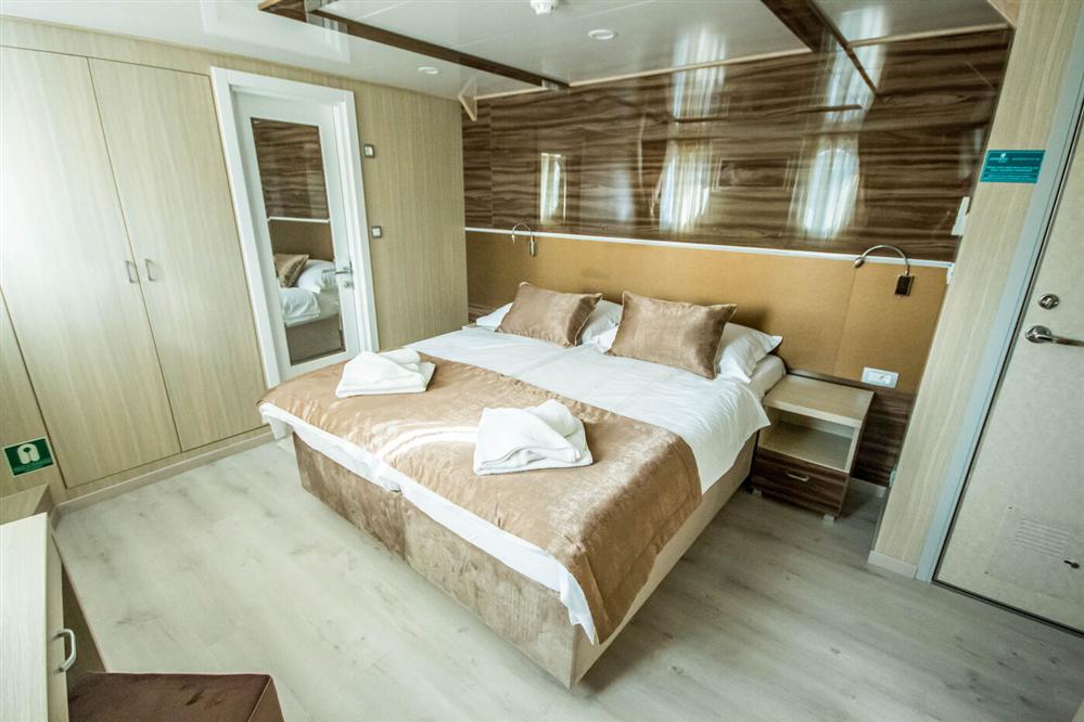 Markan-luxury-cruise-ship-double-cabin-marital-bed