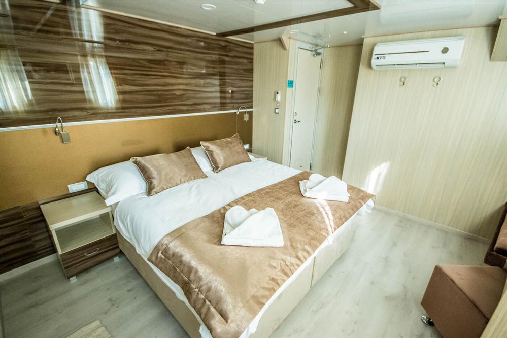 Markan-luxury-cruise-ship-double-cabin-marital-bed