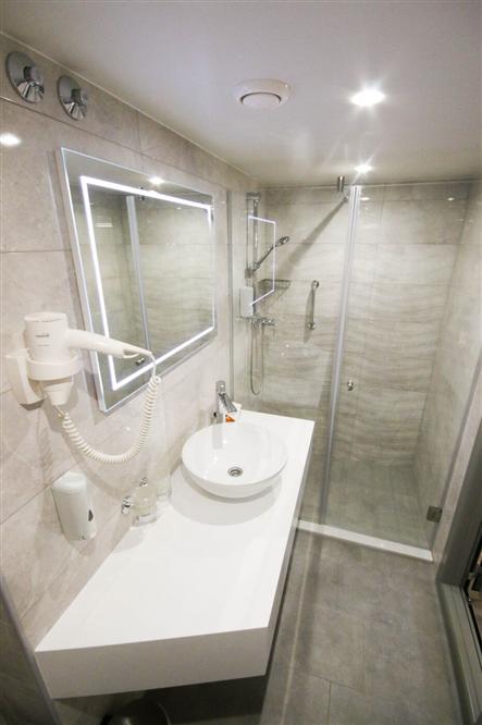 Nautilus-small-luxury-cruise-ship-bathroom