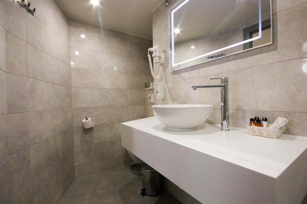 Nautilus-small-luxury-cruise-ship-bathroom