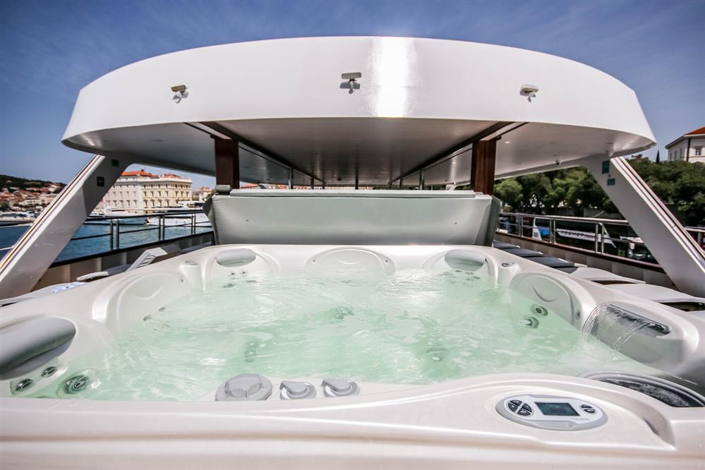 Nautilus-small-luxury-cruise-ship-jacuzzi