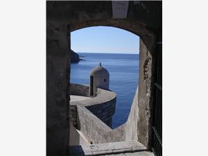 Dubrovnik-view-of-the-walls