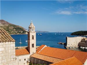 Dubrovnik-belltower-and-the-walls