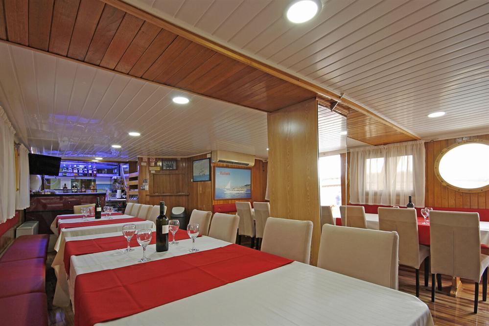 Kazimir-small-cruise-ship-dining-hall