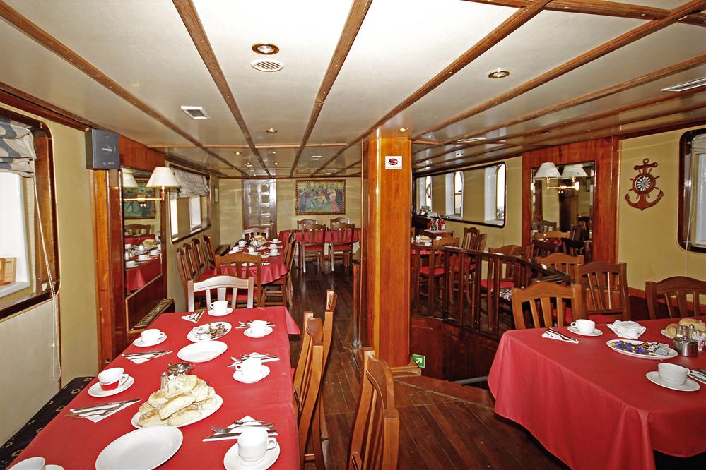 Kruna-Mora-small-cruise-ship-dining-hall