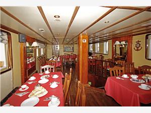 Kruna-Mora-small-cruise-ship-dining-hall