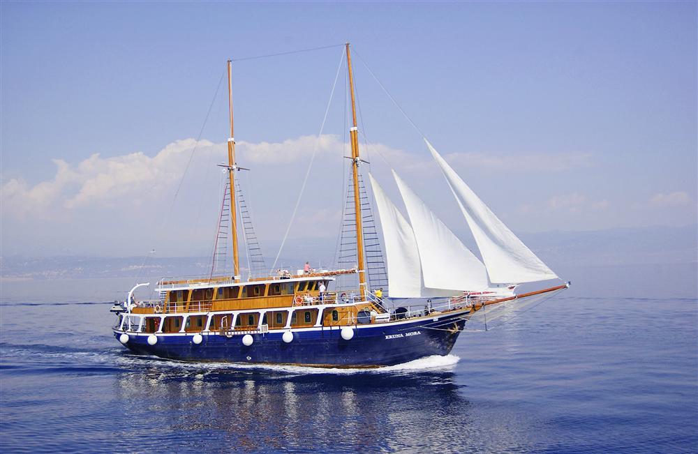 Kruna-Mora-small-cruise-ship-side-view