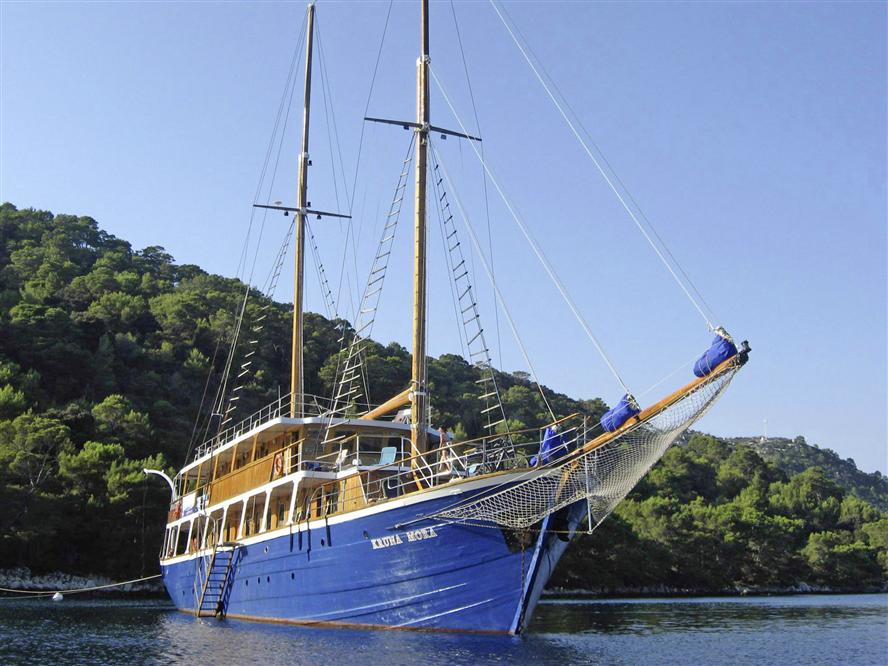 Kruna-Mora-small-cruise-ship