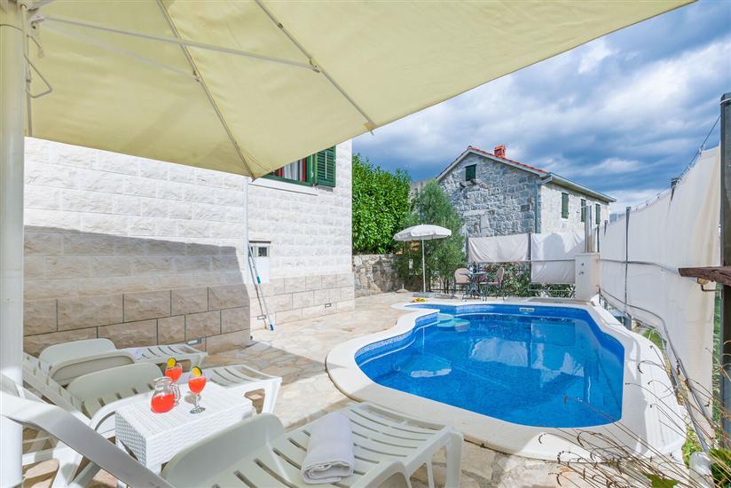 Villa Holiday home Zvečanje