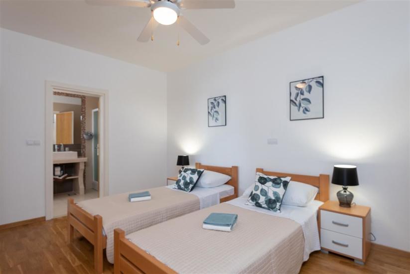 House K1, for 10 persons