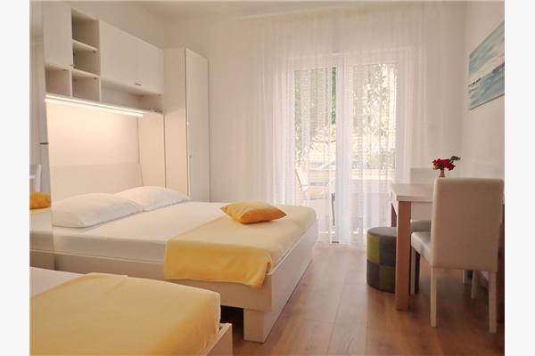 Room S1, for 3 persons