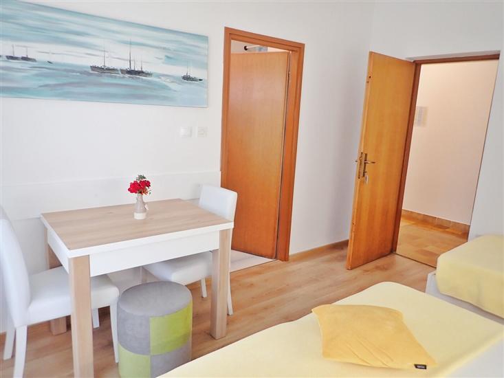 Room S1, for 3 persons