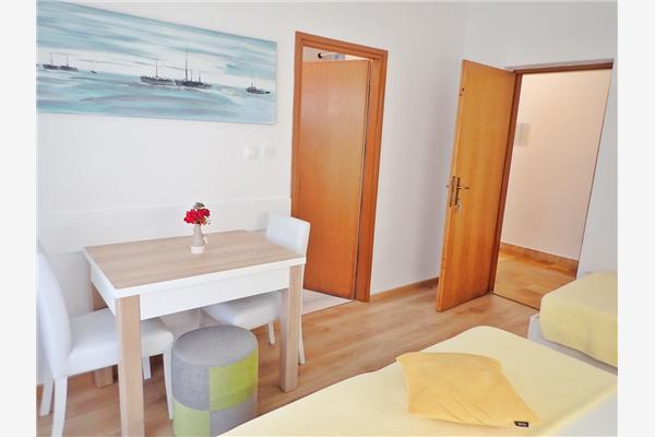 Room S1, for 3 persons
