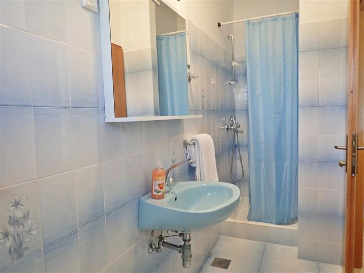 Room S1, for 3 persons