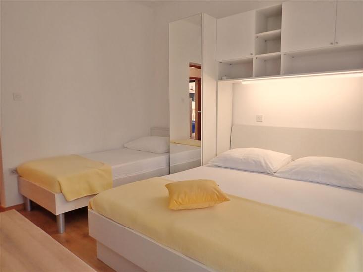 Room S1, for 3 persons
