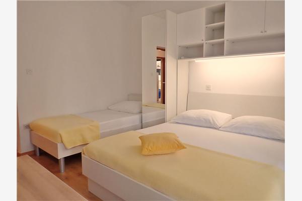 Room S1, for 3 persons